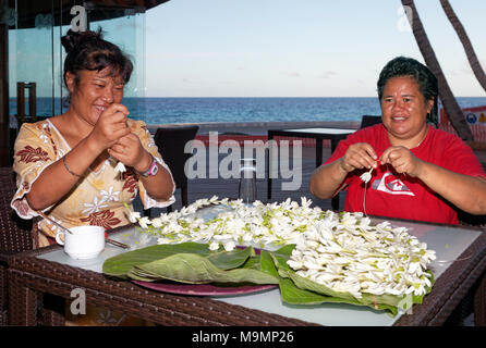 Deux femmes, polynésienne, fils de fleurs blanches, fleurs de colliers, Rangiroa, îles de la société, îles du Vent Banque D'Images