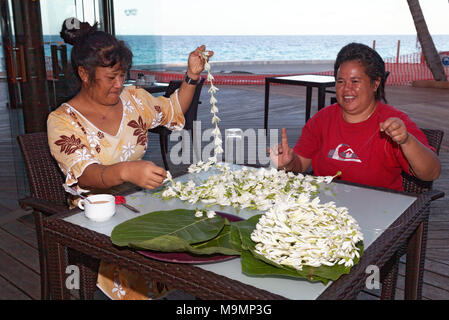 Deux femmes, polynésienne, fils de fleurs blanches, fleurs de colliers, Rangiroa, îles de la société, îles du Vent Banque D'Images