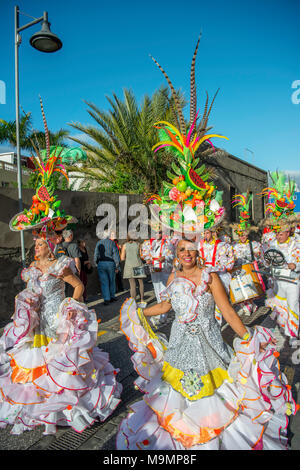 Les femmes en costumes colorés, Carnaval, carnaval de rue, Puerto de la Cruz, Tenerife, Canaries, Espagne Banque D'Images