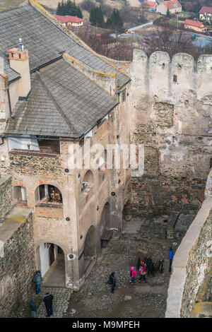 Bolkow, Pologne - Février 2018 : les touristes dans la cour de les ruines de la cité médiévale Bolkow Château vu depuis la tour de guet, Basse Silésie Banque D'Images