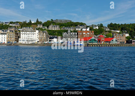 Port et centre ville avec la tour McCaig, Oban, Argyll and Bute, Ecosse, Grande-Bretagne Banque D'Images