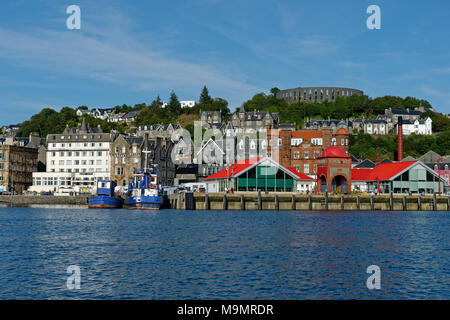 Port et centre ville avec la tour McCaig, Oban, Argyll and Bute, Ecosse, Grande-Bretagne Banque D'Images