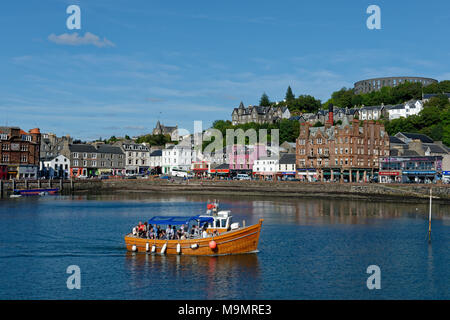 Port et centre ville avec la tour McCaig, Oban, Argyll and Bute, Ecosse, Grande-Bretagne Banque D'Images