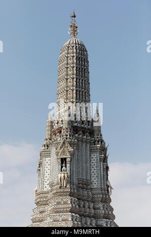 Phra Prang, temple central tower, déesse hindoue avec figure Indra sur Erawan elephant, Wat Arun, Temple de l'aube, Bangkok Yai Banque D'Images