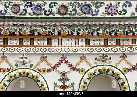 Mosaïque de porcelaine chinoise, détail de la Grande Prang, Wat Arun, Temple de l'aube, Bangkok Yai, Bangkok, Thaïlande Banque D'Images