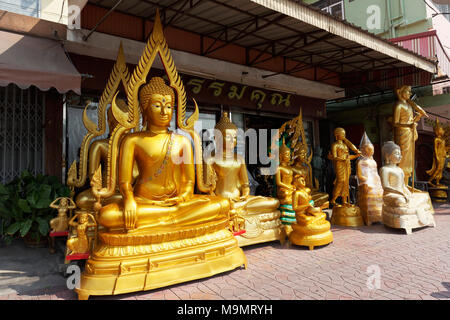 Statues de Bouddha pour la vente, l'entreprise de dévotion dans le Buddha Road, Thanon Bamrung Meuang, Bangkok, Phra Nakhon, Thaïlande Banque D'Images