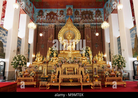 Autel avec statue de Bouddha, Wat Chana Songkhram, temple bouddhiste, Phra Nakhon, Bangkok, Thaïlande Banque D'Images