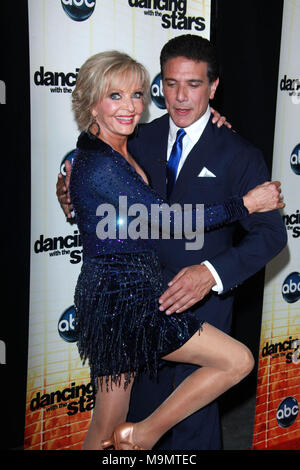 HOLLYWOOD - 01 novembre : Corky Ballas Florence Henderson assiste à 'Dancing with the Stars' 200e épisode au boulevard du 3 au 1 novembre 2010 à Hollywood, Californie. People : Corky Ballas, Florence Henderson Banque D'Images