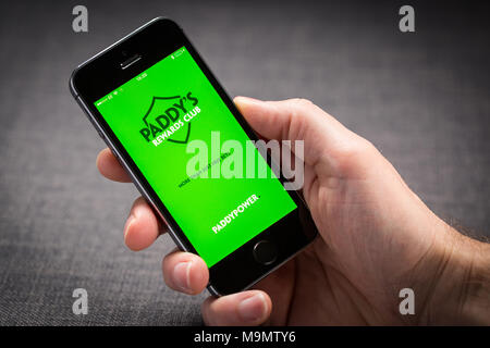 Puissance de Paddy pariant sur un iPhone app Banque D'Images