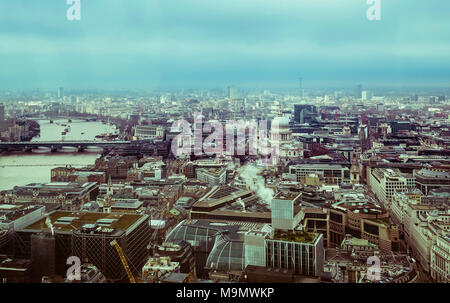 Vue sur la ville avec la Cathédrale St Paul et Thames, Londres, Grande-Bretagne Banque D'Images