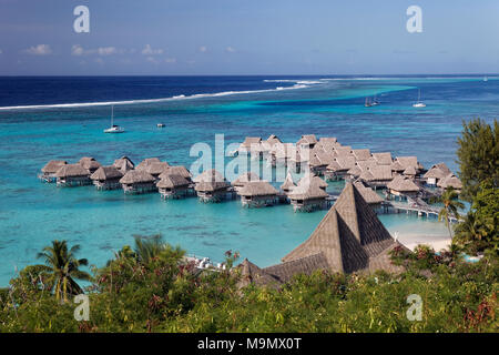 Bungalows sur l'eau dans la lagune, l'hôtel Sofitel Moorea Ia Ora Beach Resort, Moorea, îles de la société, Iles du Vent, Polynésie Française Banque D'Images
