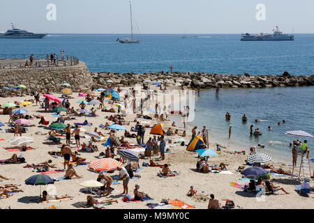 Les nageurs sur la plage, Antibes, Provence-Alpes-Côte d'Azur, France Banque D'Images