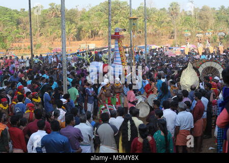 Photos prises lors d'un festival de temple près de thrissur,avec,thira puthan composent du visage rituels, Banque D'Images