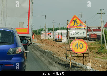 Les travaux routiers, la vitesse maximum d'affiches sur les travaux de construction et de réparation à l'Interstate highway. La Russie Banque D'Images