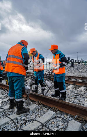 Tobolsk, Russie - le 15 juillet. 2016 : société Sibur. Denisovka gare. Les travailleurs des chemins de la réparation des rails dans un temps pluvieux Banque D'Images