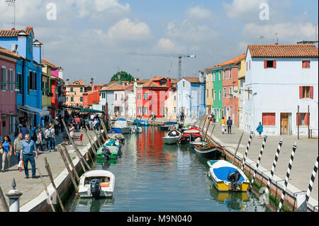 BURANO, Venise, Italie - 16 avril 2017 : vue sur le canal et caractéristique maisons colorées typiques de cette île située dans la lagune de Venise Banque D'Images