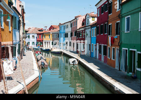 BURANO, Venise, Italie - 16 avril 2017 : vue sur le canal et ses maisons colorées dans une journée ensoleillée Banque D'Images