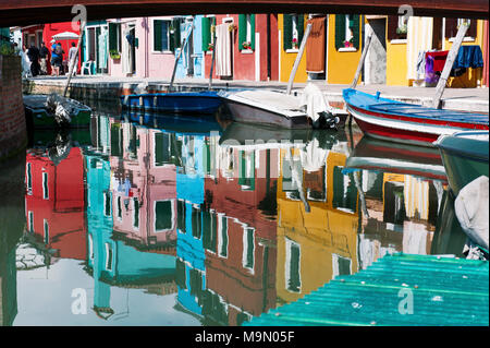 BURANO, Venise, Italie - 16 avril 2017 : maisons colorées reflet dans le canal Banque D'Images