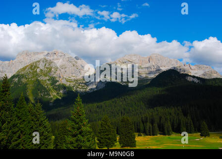 Trekking dans les montagnes des Dolomites autour - plan du Trentin-Haut-Adige Banque D'Images