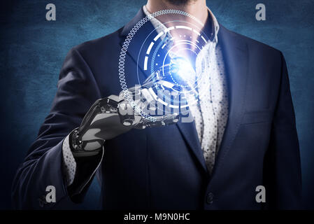 Businessman avec robot main touche icône virtuelle. Le rendu 3d. Banque D'Images