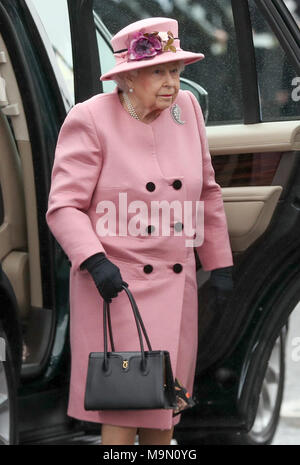 La reine Elizabeth II arrive pour la cérémonie de fermeture pour HMS Ocean à HMNB Devonport à Plymouth. Banque D'Images