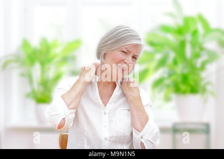 Femme âgée avec la fibromyalgie syndrome de la douleur chronique souffrant d'une douleur à l'épaule Banque D'Images