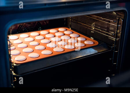 Macarons de cuisson au four Banque D'Images