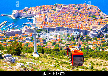 Vue panoramique de la vieille ville de Dubrovnik à partir de la colline, Croatie Banque D'Images