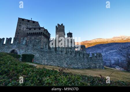 Fenis, Valle d'Aosta, Italie 26 décembre 2015. Vue extérieure de l'enceinte du château de Fenis Banque D'Images