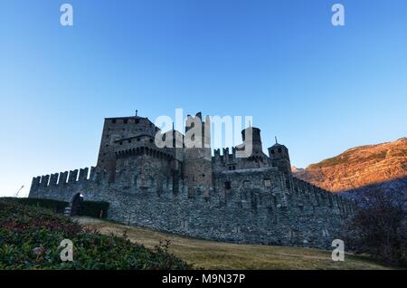 Fenis, Valle d'Aosta, Italie 26 décembre 2015. Vue extérieure de l'enceinte du château de Fenis Banque D'Images