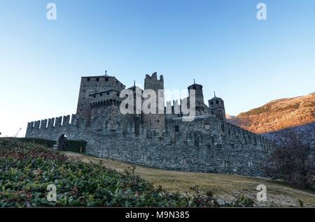 Fenis, Valle d'Aosta, Italie 26 décembre 2015. Vue extérieure de l'enceinte du château de Fenis Banque D'Images