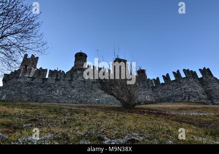 Fenis, Valle d'Aosta, Italie 26 décembre 2015. Vue extérieure de l'enceinte du château de Fenis Banque D'Images