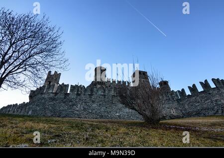 Fenis, Valle d'Aosta, Italie 26 décembre 2015. Vue extérieure de l'enceinte du château de Fenis Banque D'Images