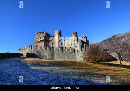 Fenis, Valle d'Aosta, Italie 26 décembre 2015. Vue extérieure de l'enceinte du château de Fenis Banque D'Images