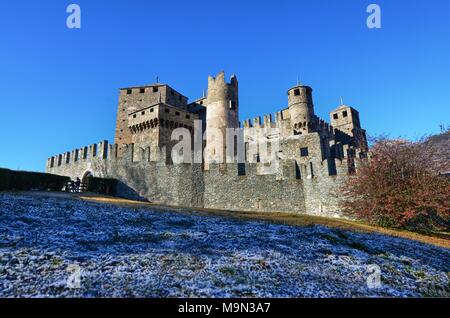 Fenis, Valle d'Aosta, Italie 26 décembre 2015. Vue extérieure de l'enceinte du château de Fenis Banque D'Images