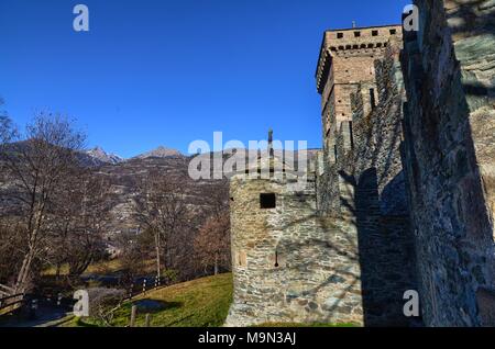 Fenis, Valle d'Aosta, Italie 26 décembre 2015. Vue extérieure de l'enceinte du château de Fenis Banque D'Images