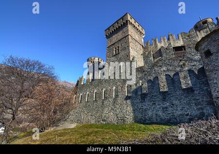 Fenis, Valle d'Aosta, Italie 26 décembre 2015. Vue extérieure de l'enceinte du château de Fenis Banque D'Images