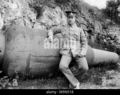 AJAXNETPHOTO. De 1914 à 1920 (environ). Lieu inconnu, PEUT-ÊTRE LE NORD DE LA FRANCE. - L'ARMÉE BRITANNIQUE SOLDAT NCO/CPL POSANT POUR L'APPAREIL PHOTO SUR LES RESTES D'UN GRAND CANON. Photographe:Inconnu © COPYRIGHT DE L'IMAGE NUMÉRIQUE PHOTO VINTAGE AJAX AJAX BIBLIOTHÈQUE SOURCE : VINTAGE PHOTO LIBRARY COLLECTION REF:182303 03 Banque D'Images