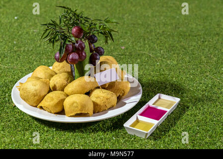 Servir avec des bananes frites sauce sucrée Banque D'Images