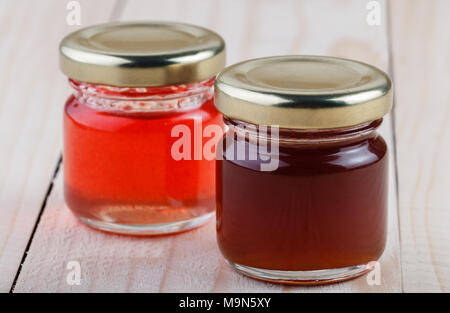 Le pot de confiture sur fond de bois Banque D'Images