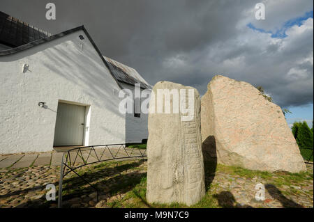 Jellingstenene massives pierres runiques sculpté (Jelling pierres) à partir de la X ème siècle, sur la gauche le roi Gorm le vieux pierre runique de de 955 pour son épouse Thyra ; sur la th Banque D'Images