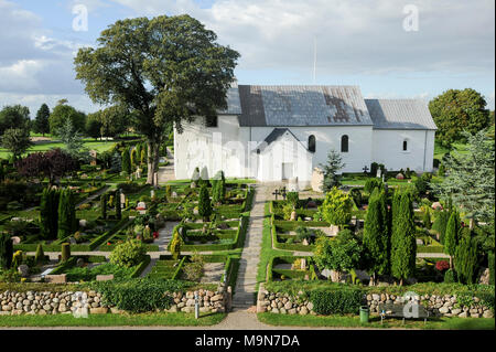 Jelling romane kirke (église) construit en 1100. Le siège royal des premiers rois de Danemark avec grande pierre de bateau, deux gros tumulus, la Jelling Banque D'Images