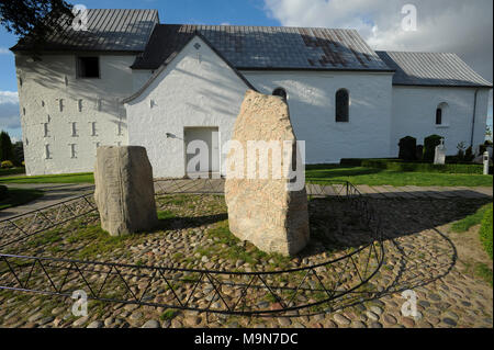 Jellingstenene massives pierres runiques sculpté (Jelling pierres) à partir de la X ème siècle, sur la gauche le roi Gorm le vieux pierre runique de de 955 pour son épouse Thyra ; sur la th Banque D'Images