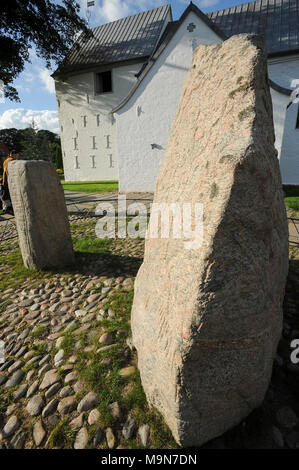 Jellingstenene massives pierres runiques sculpté (Jelling pierres) à partir de la X ème siècle, sur la gauche le roi Gorm le vieux pierre runique de de 955 pour son épouse Thyra ; sur la th Banque D'Images