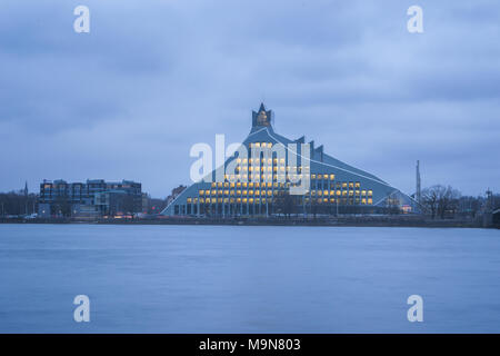 Riga, Lettonie - Mars 26, 2018 : Avis de la Bibliothèque nationale de Lettonie ou château de la lumière au crépuscule Banque D'Images