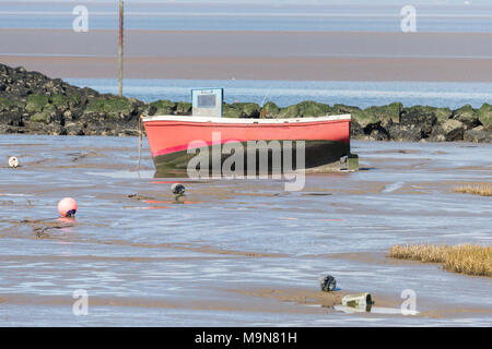 Un petit bateau de pêche côtière est échoué et l'attente de la marée basse à Morecambe, England, UK Banque D'Images