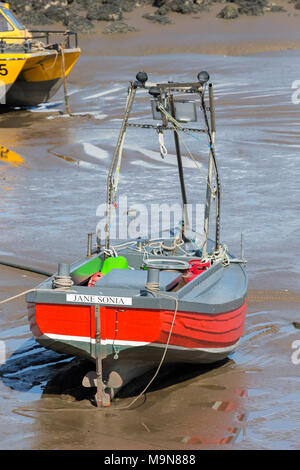 Un petit bateau de pêche côtière est échoué et l'attente de la marée basse à Morecambe, England, UK Banque D'Images