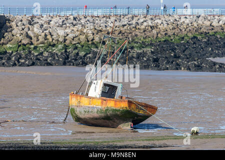 Un petit bateau de pêche côtière est échoué abandonné à Morecambe, England, UK Banque D'Images