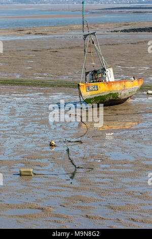 Un petit bateau de pêche côtière est échoué abandonné à Morecambe, England, UK Banque D'Images