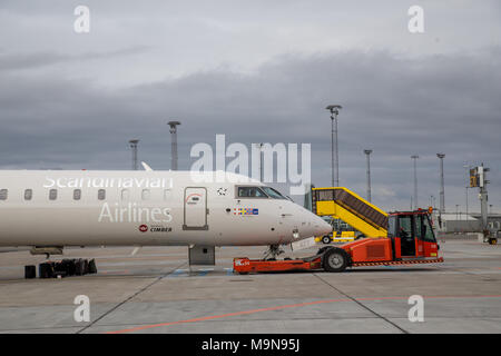 Chariot avec des aéronefs de l'aéroport pushback Banque D'Images